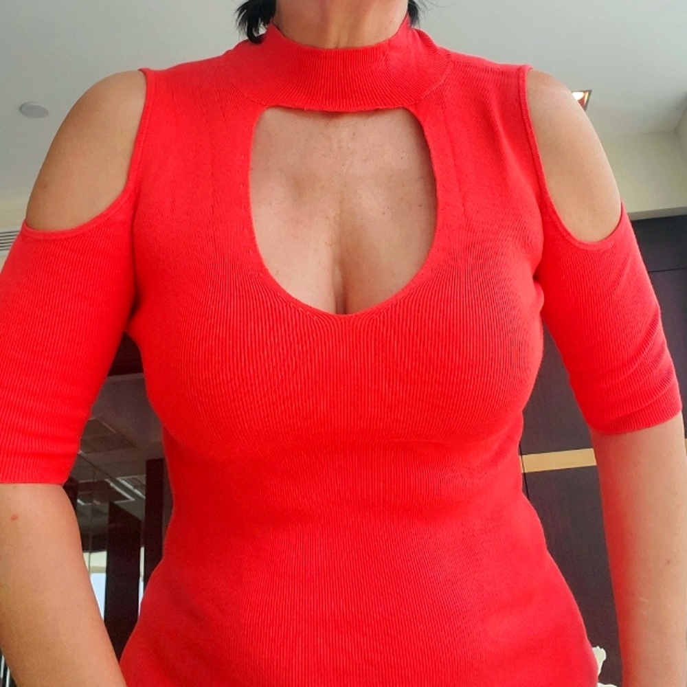 EXPRESS COLD SHOULDER KNITTED TOP IN CORAL, NWT, SIZE MEDIUM
